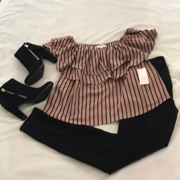 ⭐️HP⭐️ Last One! Ruffled off shoulder top - Picture 3 of 5